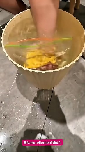 15K views · 50 reactions | 龎 Mettez vos aliments sous vide pour 0 € ! Une astuce simple, économique et sans machine  Découvre comment conserver tes aliments plus longtemps tout en gardant leur fraîcheur naturelle 塞 #astuce #maison #alimentation #cuisine #zerodechet #fyp #pourtoi | Naturellement Bien | Facebook