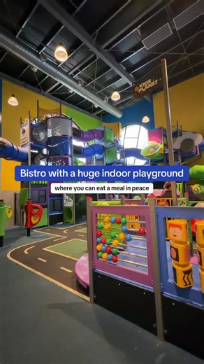 A kid-friendly pub that actually feels relaxing for parents? Yes please. @berwickspringshotel has one of the best indoor pub playgrounds I’ve seen – with loads of space to climb, slide and burn off that wild toddler energy. It’s a seperate space, near the dining area, and best of all? You can actually enjoy your meal while they play. The menu’s full of solid pub classics – parmas, burgers, steaks, plus a kids menu that’ll keep even the fussy eaters happy. They do lunch and dinner every day and b