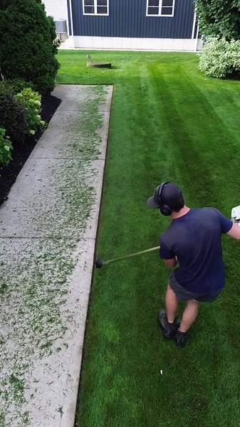 Electric vs. Gas Lawn Mowers: Which is the Better Option?