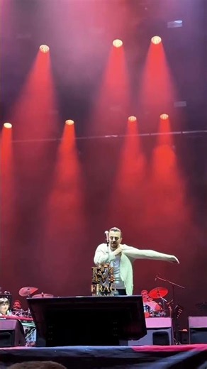 Ali Atay sahnede 13 yıl sonra verdikleri konserde Mecnun'un hırkasını giyiyor