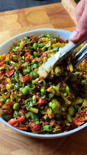 Eat or Pass?! 😍 This crispy chili rice is the PERFECT way to enhance your salads! It's so tasty, perfectly crispy and spicy, you could eat it just like that🔥 But where it gets really good is when you combine it with your favourite veggies and add the perfect sauce✨ This dish is ABSOLUTELY DELICIOUS, you have to try it! Here are the ingredients: Cooked rice Chili oil Soy sauce Creamy peanut butter Garlic Sriracha Rice vinegar Water Edamame Avocado Cucumber Red bell pepper Spring onions Coriande