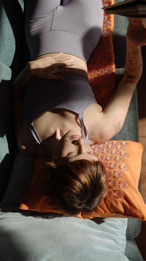 Restless at night? That’s your nervous system crying for a reset. Shakti Shala was built to help you reset faster, with guided meditations, yoga-fused classes, and tool tutorials to help you build a strong, restorative practice. 👉 Download Shakti Shala for free on the App Store or Google Play. #acupressure #wellnesstips #unwind #anxietysupport #ShaktiMat