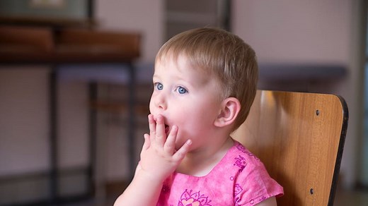 Toux bébé : toux grasse ou sèche, nocturne ou qui dure... Comment réagir quand bébé tousse ?