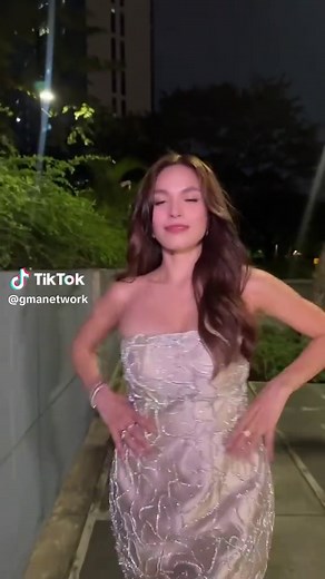Andrea Torres Bids Farewell to 2025 with a Striking Walk