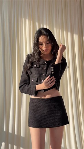 tracy on Instagram: "🏷️Colette Tweed Set พร้อมส่งแล้วนะคะ ลุคเรียบแต่โก้ เซตแจ็กเก็ตครอป + มินิสเกิร์ต ใส่แล้วขาเรียวยาว สุดๆกระดุมสีเงินเข้ากับผ้าทวีดมากๆค่ะ Collection นี้ทำออกมาให้สาวๆtracyได้จับจองกันในราคา สุดพิเศษ 1,590.- ยกเซ็ต พร้อมส่ง Color: 🖤 Noir Black 🤍 Ivory White 💛 Soft Butter Yellow Size: Xs อก 30-31 ยาวเสื้อ 15 เอว 29-30 สะโพก33-34 (กระโปรง เอวต่ำ นะคะ ยาว 10) S อก 32-33 ยาวเสื้อ 15.5 เอว 31-32 สะโพก 35-36 (กระโปรง เอวต่ำ นะคะ ยาว 10.5 ) M อก 34-35 ยาวเสื้อ 16 เอว 33-34 สะโพก