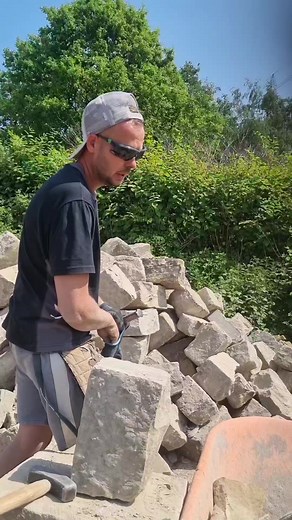 Stone Dressing Tip ⚒️ #tipsandtricks #stone #tricks #sandstone #reelsinstagram #FacebookReelsContest | The Yorkshire Stone Dresser