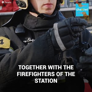 This Saint Bernard puppy was taken to a police station in the United States in an emergency. His human mother begged for help, desperate and very scared. Luckily, an officer helped them and little by little other officers appeared. Among 7 of them, they could save the puppy’s life; the dog was some seconds away from losing his life. Subscribe to our YouTube channel: http://bit.ly/yt-thekiwi | The Kiwi