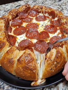 🍕 Stuffed Crust Pepperoni Pizza 🍕 Golden crust packed with gooey mozzarella, topped with zesty sauce and plenty of pepperoni for the ultimate pizza night treat. Ingredients: • 6–8 mozzarella string cheese sticks • 1/2 cup pizza sauce • 2 cups shredded mozzarella cheese ... Full Recipe in Coʍmеոτ 💬 | Recipes by Rose
