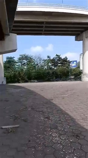 🚨 Alerta vial Se reporta la Volcadura de un tráiler en la curva de la Pepsi #Colima La Unidad Estatal de Protección Civil del Gobierno del Estado de Colima informa sobre la volcadura de un tráiler registrada en la autopista Colima–Manzanillo, a la altura de la lateral del Puente Arco Sur, antes de llegar a la gasolinera Los Sauces, en sentido hacia Tecomán. ⚠️ Se exhorta a las y los automovilistas a extremar precauciones, disminuir la velocidad y atender las indicaciones del personal en la zona