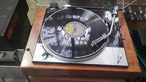 FORSALE SANSUI SP 1001 SPEAKER SYSTEM Sansui SP 1001 For the collectors. These are a classic Sansui speaker made of high quality components in the early 1970s. This now very rare design was one of Sansui simplest and as a result one of its best. A 3-way, ported system with an aperiodic enclosure (completely insulated on the inside with a dampened port). Beautiful oiled walnut cabinets. The drivers and crossovers are in nearly mint condition. They sound as good or better than the classic AR 2ax s