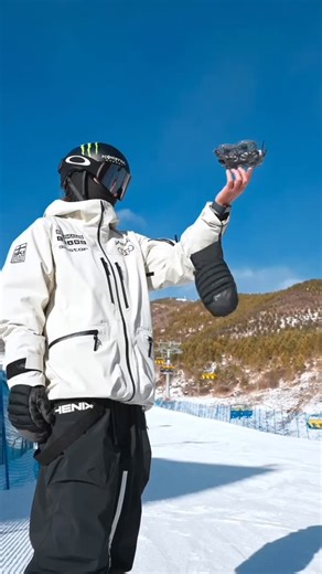 BORNEO DIGITAL on Instagram: "Ski, track, shoot — cukup pakai Apple Watch dan DJI Neo 2 ❄️🛷 Hubungkan DJI Fly App ke Apple Watch kamu, dan biarkan Neo 2 merekam setiap momen epic tanpa ribet pegang remote. Hands-free, praktis, dan siap nemenin liburan aktif kamu! Harga DJI Neo 2 di Borneo Digital: •DJI NEO 2 (Drone Only) — Rp 3.524.000 •DJI NEO 2 Fly More Combo (Drone Only) — Rp 4.699.000 •DJI NEO 2 Fly More Combo — Rp 5.875.000 •DJI NEO 2 Motion Fly More Combo — Rp 8.696.000 📦 Order segera di