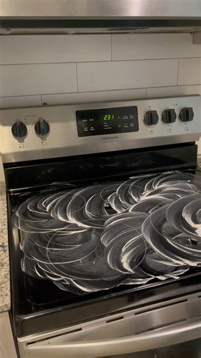 Deep cleaning the glass stove 🧽 🧼 #asmr #cleantok #laqueshalux