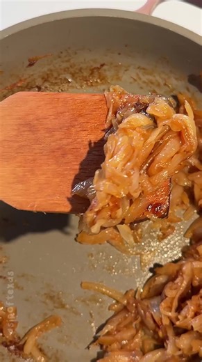 Jammy caramelized onions Slow-cooked in olive oil until soft, golden, and deeply flavorful. These caramelized onions are the secret ingredient for sandwiches, burgers, pasta, breakfast toast, etc. Simple ingredients, low and slow cooking, and so worth the wait. Ingredients: 2-3 onions Olive oil Salt #onions #caramelizedonions #easyrecipes