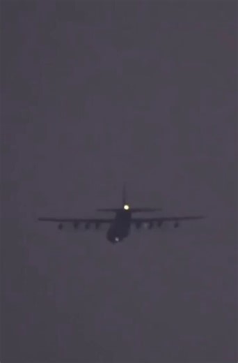 💥🔥 Ever wondered how military aircraft protect themselves from incoming missile threats?This is what it looks like when an MC-130 Commando II deploys defensive flares, a dazzling countermeasure designed to confuse heat-seeking missiles and help the aircraft survive in hostile skies.Pure military precision… how insane is this view?