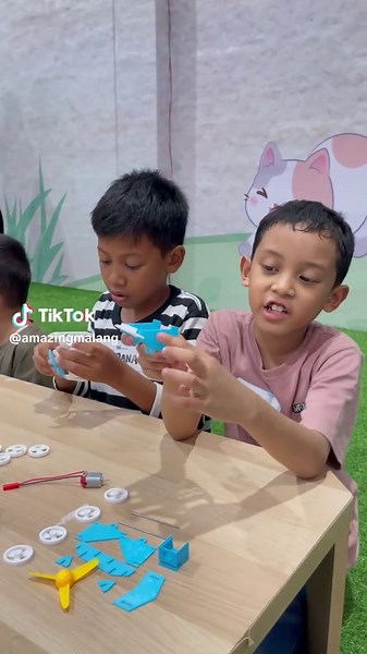 Mimin bawa kabar seru nih! Yuk lihat rangkaian acara lengkap Family Fun Day Festive akhir pekan nanti 😁 📅 Sabtu & Minggu, 13–14 Desember 2025 ⏰ 08.00–21.00 WIB 📍 Grand Permata Jingga – Cluster Seville ✨ Wajib datang karena bakal ada: • Open House Seville promo spesial untuk pembelian unit • Shiny Kids Session: sensory play, coloring, sampai feeding reptile & mammal • Robotic & Coding Challenge: merakit robot, lomba robotik, hingga Scratch coding berhadiah • Storytelling bareng Kak David: ceri