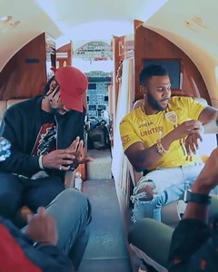 Pssst, Jason Derulo purtând tricoul naționalei României primit la Cluj-Napoca ❤️ Astăzi, de la 21:45, România joacă în Islanda pentru o eventuală calificare la Euro. 🤩 | Virgin Radio Romania