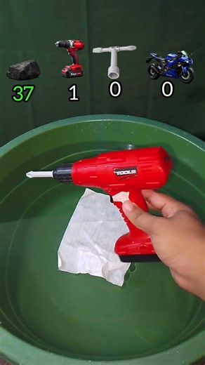 Stacking paper layers to support this object #Experiment #Shorts #WaterTub