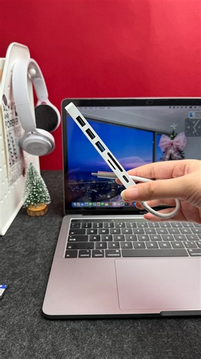 🎄𝐂𝐡𝐫𝐢𝐬𝐭𝐦𝐚𝐬 𝐔𝐩𝐠𝐫𝐚𝐝𝐞 𝐒𝐚𝐥𝐞!🎄 Power your setup with the #LENTION USB-C Hub—100W PD, 4K HDMI & more in one hub. 🔥 𝐇𝐨𝐥𝐢𝐝𝐚𝐲 𝐝𝐞𝐚𝐥: 𝐔𝐩 𝐭𝐨 𝟓𝟎% 𝐎𝐅𝐅! ⏳ Limited time, grab yours now: https://bit.ly/ce18-fb-hub #Hub #usbc #usbchub #laptopaccessories #worksetup #adapter #SaleNow #DiscountDeal #SaveBig | Lention