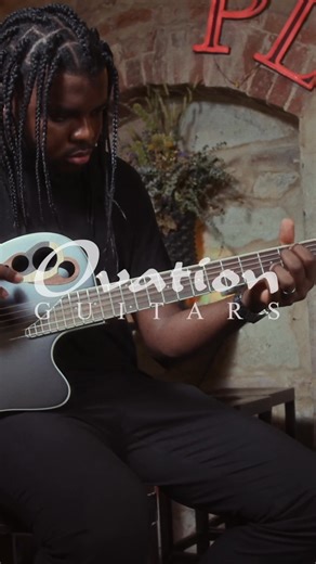 Bühne, Licht, Publikum. Die Celebrity Deluxe Series bringt Sound und Style in perfekter Harmonie. Hol dir jetzt dein Modell und spiel wie ein Profi. | Ovation Guitars