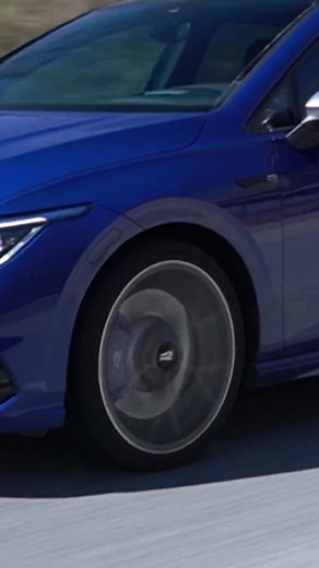 Dynamic Center Caps in Action | VW Golf