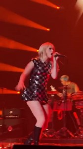 #Paramore performing 'Running Out Of Time', at @thekiaforum, in Los Angeles, CA 🇺🇸 📽️: @igiveitmyenergy (Twitter) | We Are Paramore