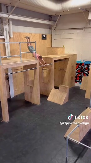 Fake Parkour 😂😂😂 #bigguy #traning #funny #parkour #bigguyparkour | the giant guy