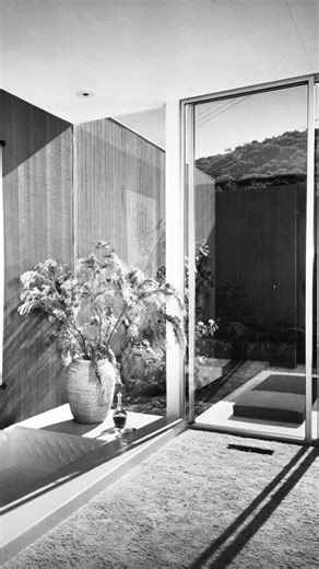 The Case Study House program, launched by Arts & Architecture magazine in 1945, aimed to (re)define modern living through affordable, innovative homes built with industrial materials and experimental construction methods. Read this story for free on Substack with our free trial. Join thousands of readers enjoying exclusive house tours and in-depth features. Follow the link in bio to read the article or comment “Article43” to receive the article link in your DMs.⁠ ⁠ Ph. Julius Shulman Archive © J