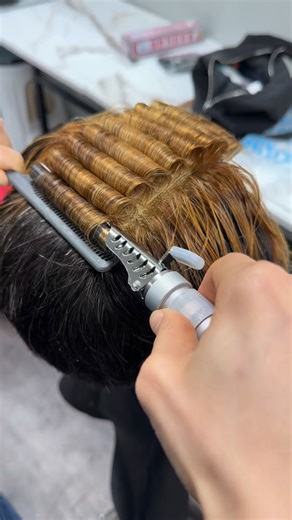 도도아카데미미용학원 Dodo Academy Beauty School on Instagram: "아이론과제는 전체 배열을 미리 계획하는것이 중요해요 ❤️ 계획하지않고 말다 보면 롤이 서로 침범하거나 빈 공간이 생겨 엉킴/불균형이 발생합니다. 전체배열을 미리계획하여 아이론을 해보아요 📍도도아카데미 미용학원 안내📍 도도쌤과 함께라면 반드시 잘됩니다. 너희들은 잘될 수밖에 없다! 🔥 ✔ 활력 넘치는 수업 분위기 ✔ 합격후기가 증명하는 실력 📚 개설 과정 헤어 ｜ 네일 ｜ 피부 ｜ 메이크업 ｜ 왁싱 이용사 ｜ 업스타일 ｜ 퍼스널컬러 전문학원 ⏰ 수업 시간 월~금 10:00 ~ 21:00 📞 실시간 상담 053-252-1111 010-7920-5858 예약 · 후기 · 위치 확인 👉 네이버에서 한 번에! https://naver.me/5VmbAGeh 📱 공식 채널 Instagram: @daegu_dodo YouTube: 도도쌤TV Blog: https://blog.naver.com