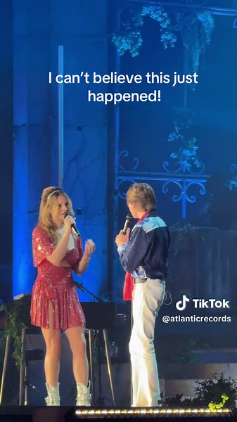 Lana Del Rey and Mason Ramsey Perform 'Blue Over You' at Concert