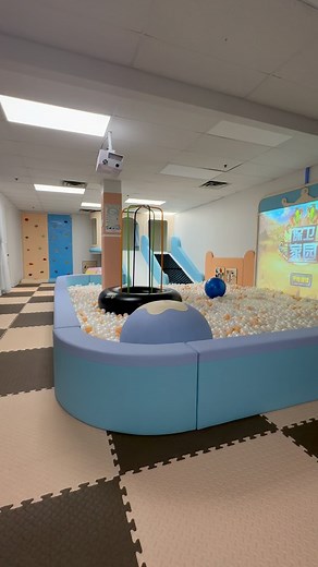 Montreal With Kids | La plus grande plateforme familiale au Qc on Instagram: "🎉 CONCOURS/GIVEAWAY Activité pour enfants à Montréal /Tiohtià:ke #69 📍Sensetional @sensetional.ltee 4480 Chemin de la Côte-De-Liesse, Salle 224 🗓️Mardi au dimanche à partir de 9:30 (réservez votre page horaire en ligne afin d’assurer votre place). 💰 Les prix sont pour 60 mins de jeu et incluent 1 parent accompagnateur : Bébé 0-12 mois qui accompagne un autre enfant: 0$ Bébé 0-12 mois seul: 10$ Enfants 1-2 ans: 10$ 