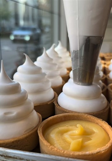 Classic lemon Maringue tart @Leckerbaer Copenhagen #bakery #cake #candy #icecream #kaffe