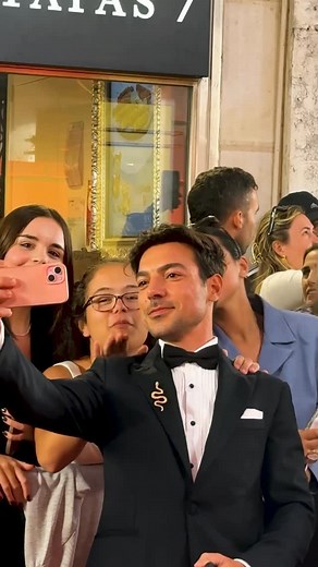 SIC on Instagram: "O público transformou a espera num verdadeiro espetáculo na XXIX Gala dos Globos de Ouro. Aplausos espontâneos e até selfies improvisadas.🏆 Acompanhe-nos em SIC e SIC.pt. 🥰"
