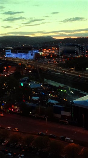 190 DJ. 75+ bulisorozat. Egy évadnyi éjszaka, ami még most is rezonál.  Deekline, goddard., Hundred Sins, Jauri, Kø:lab, Lewis Fautzi, Lil Frakk, Paralich, Phat Otiz, TXYBANDI, Valenthin, Koósz Milán, Bréda Bia és Yamina. és az a basszus, ami örökre bennünk maradt.  Nézd meg az aftermovie-t, és éld újra a Nights of Budapest Park rezgését. A 14. évad lezárult… de a 15. már ott lüktet a mélyben. ⚡ | Nights of Budapest Park | Facebook