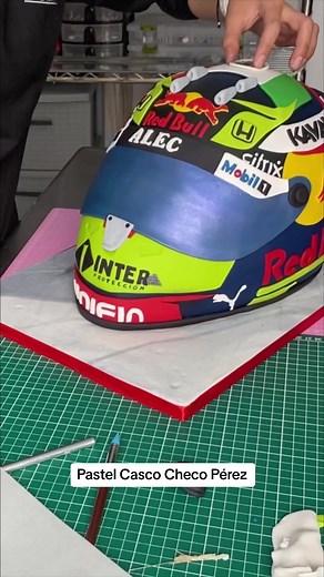 Torta Red Bull - One of a Kind Formula 1 Helmet Cake