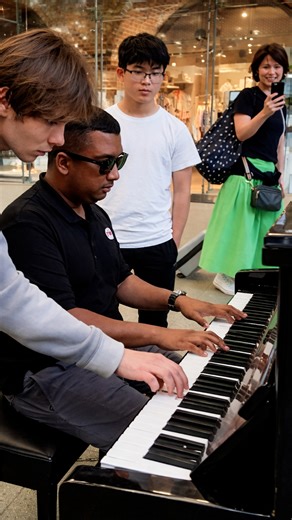 A spontaneous piano moment between strangers