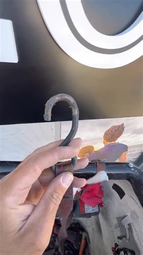 Mouss Saada on Instagram: "Pose d’une enseigne avec ventouse #mouss_saada #ms_elec #et_voila #enseigne #astuce"