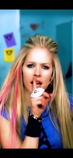 Song 32 • Girlfriend #avrillavigne #girlfriend #2000s #pop #hit #avrillavignegirlfriend #iconic #throwbacksongs