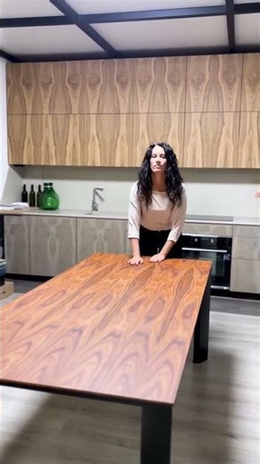 Une table qui se transforme avec élégance et fonctionnalité.