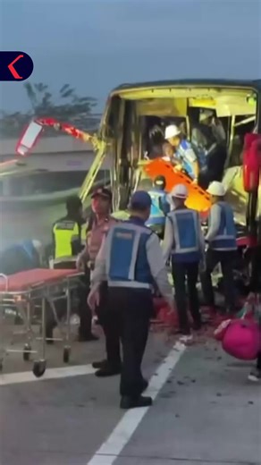 Kecelakaan lalu lintas terjadi di ruas Tol Solo–Ngawi KM 566 pada Sabtu, 21 Maret 2026. Sebuah bus Agra Mas yang membawa 26 pemudik dari Tangerang menuju Lamongan menabrak truk bermuatan bawang hingga ringsek dan terguling. Diduga, kecelakaan terjadi akibat sopir bus mengantuk. Dalam peristiwa ini, sopir bus dilaporkan meninggal dunia di lokasi. Sementara sejumlah penumpang lainnya mengalami luka dan telah dilarikan ke rumah sakit untuk mendapatkan perawatan medis. Simak video selengkapnya dan d