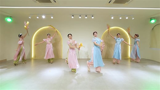 ❤️Bài : Đoản Xuân Ca, biên đạo Hồng Anh (Fevery) Theo dõi kênh Youtube vũ đoàn Fevery để xem full gần 300 bài múa ————- Bookshow ▪ Hotline/zalo : 0949383419 (Ms Hồng Anh) ▪ Email: Feveryteam@gmail.com ▪ Youtube: https://youtube.com/@vudoanfevery _______ ▪Trang phục: Trang phục biểu diễn Fevery ▪Lớp múa: Fevery Dance Studio | Vũ đoàn Fevery