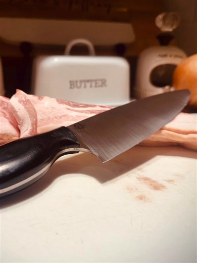 Do you need a beautiful Chef in your kitchen? One that is stunning while still taking anything you throw at it? This steel is S90V, while it isn't the most fun to work with it sure does hold its own. #fyp #foryoupage #montana #madeinmontana #custom #elsasedge #chef