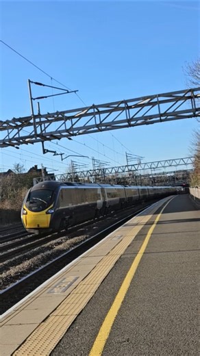 Class 390 pendolino at speed #class390 #avanti #rail #train #railway #trainspotting #speed#pendolino