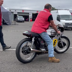 @stevestavrosparrish #goodwoodrevival #practice @doningtonpark @classicracingmotorcycleclub @coopes47 #SuffolknCoastRacing 😂😂#manxnorton | Steve Parrish