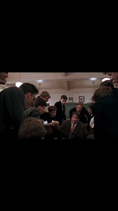 SÍ ✅ AL VALENCIÀ!!! No sé qui ha creat aquesta meravellosa adaptació però em rendisc als seus peus. "Assumiràs la veu d'un poble i serà la veu del teu poble"... A mida que avança la votació més tristesa em provoca aquesta situació. Açò no va de dretes o esquerres, acceptar aquesta barbaritat és fragmentar (més encara) el poble, acostumar a prohibir les diferències i sobretot matar l'essència que identifica un lloc concret del món amb les seues particularitats. Estem convertint el món en un conce