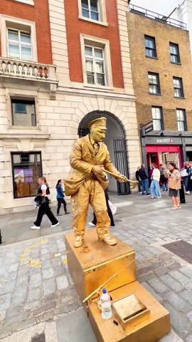 The lady didn’t appear very impressed.#livingstatue #levitating #floating #works