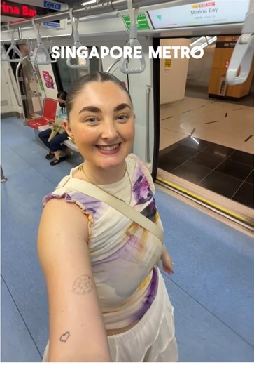 1st time using the singapore metro, the MRT🚆🇸🇬 this is how to use the singapore metro, it’s so easy and efficient, the cheapest way to get around the city, only costs 60p-£1 per ride🏙️ save this video for your next singapore trip! #singapore #singaporemetro #mrt #publictransport #travelguide