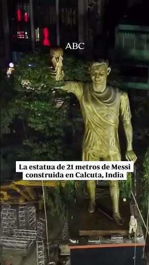 ASÍ es la ESTATUA de 21 METROS de MESSI construida en Calcuta, India