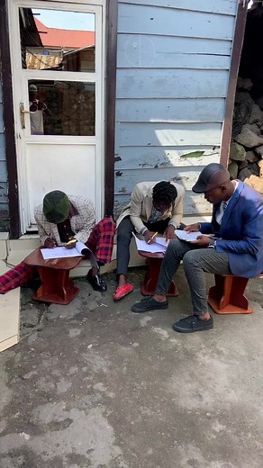 Les Professeurs de l'institut Tujipe moyo en cotation des points des élèves. 😂😂😂 il y a risque mukufe na cheko.