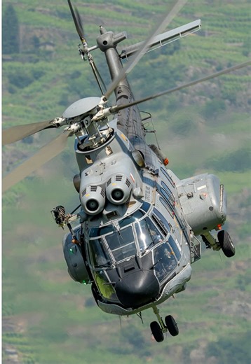 🇮🇹 Aérospatiale AS-332C1 Super Puma (802-16 | Ejército del Aire) in decollo durante l’esercitazione Grifone 2025. Versione C1 equipaggiata con 2× Safran Helicopter Engines Makila 1A1 e certificata con MTOW di 8.600 kg. In configurazione SAR può integrare radar di ricerca e allestimento sanitario fino a 6 barelle. Limiti di velocità a livello del mare ISA: fino a 8.350 kg VNE 310 km/h (167 KIAS), oltre 8.350 kg VNE 278 km/h (150 KIAS). Piattaforma medio-pesante certificata IFR, fino a 19 passeg
