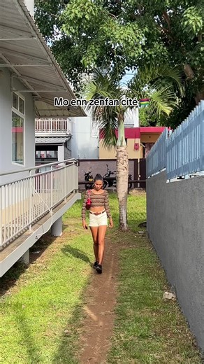 Get ziska la fin, sa message la li pou tout zenfan cité, pas baisse les bras ❤️🇲🇺 #zenfancite🔥 #mauritius🇲🇺 #moris #avamemero Singer at the end: @Ras Nick / Ezy Nick Music in the background: @Bigg Frankii Featuring: @Wesley Drack future clip to be released soon, stay tuned! @Lara Jade